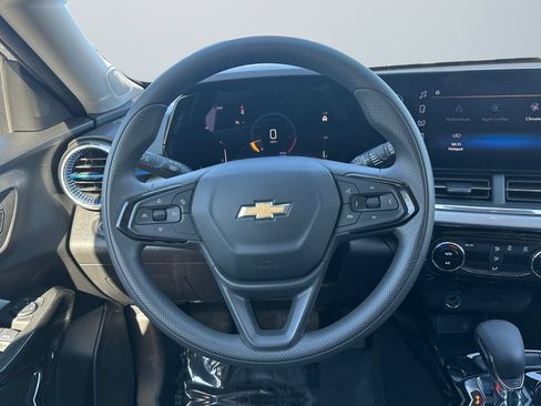 Used 2025 Chevrolet Trax LT FWD image 12