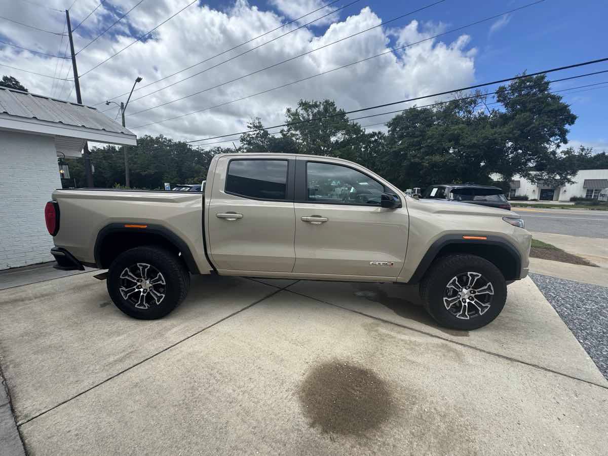 Used 2024 GMC Canyon AT4 w/ Technology Package AWD/4WD image 5