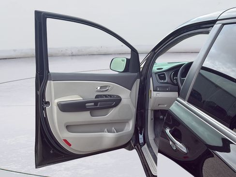 Used 2018 Kia Sedona L FWD image 20