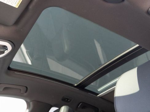 Certified 2025 Porsche Macan image 30