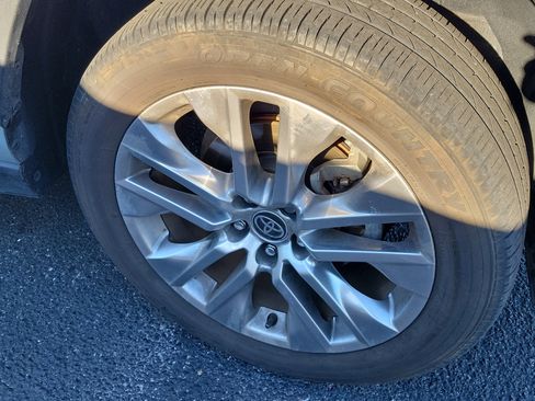 Used 2022 Toyota RAV4 XLE Premium image 8