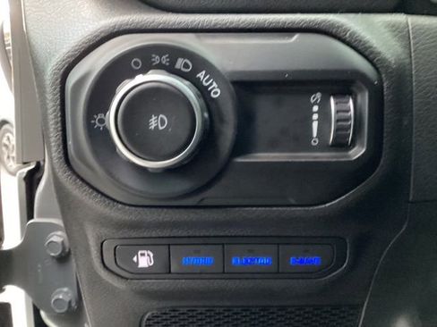 Used 2023 Jeep Wrangler Unlimited Sahara w/ Cold Weather Group image 19