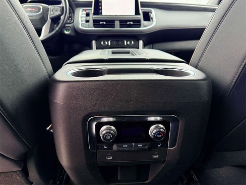 Used 2022 GMC Yukon XL SLT w/ SLT Luxury Package image 11