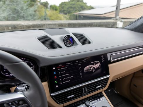 Certified 2023 Porsche Cayenne GTS AWD/4WD image 40
