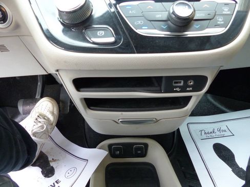 Used 2020 Chrysler Pacifica Touring-L w/ Tire & Wheel Group FWD image 30