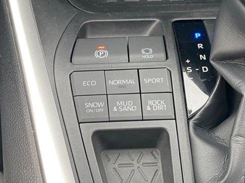 Used 2019 Toyota RAV4 XLE Premium AWD/4WD image 17