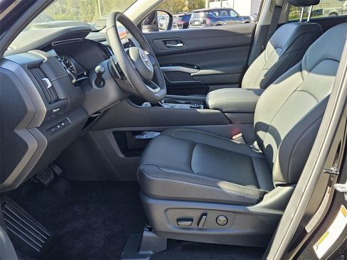 New 2025 Nissan Pathfinder SL w/ SL Premium Package image 3