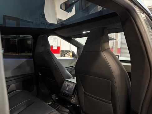 Used 2024 Tesla Cybertruck AWD Crew Cab image 18