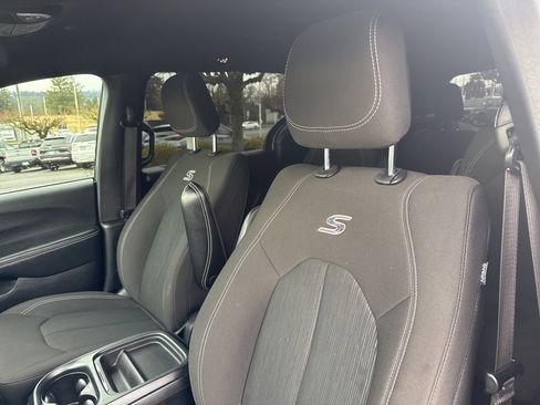 Used 2021 Chrysler Pacifica Touring w/ S Appearance Package image 18