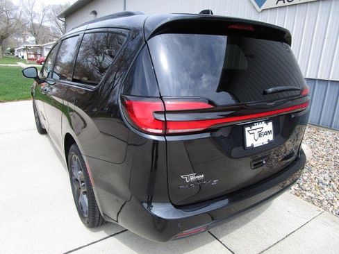 Used 2022 Chrysler Pacifica Limited w/ S Appearance Package AWD/4WD image 5