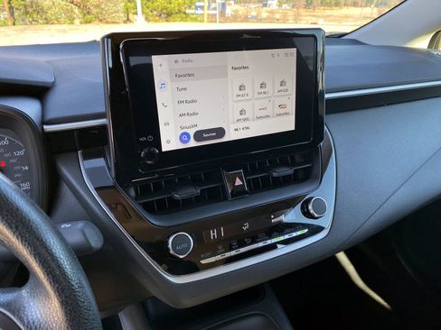 Used 2025 Toyota Corolla LE image 15