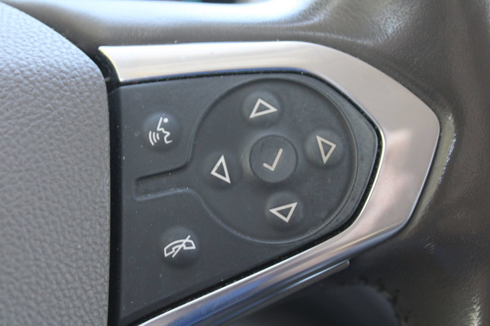 Used 2020 Chevrolet Traverse LT FWD image 35