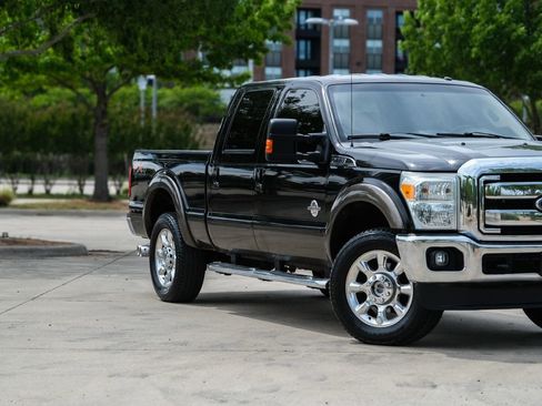 Used 2016 Ford F250 Lariat w/ Lariat Interior Package image 2