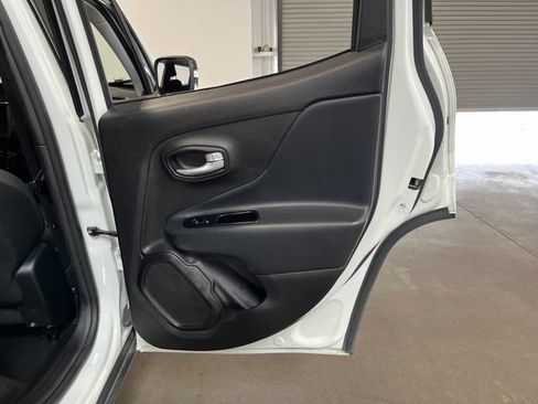 Used 2023 Jeep Renegade Latitude AWD/4WD image 15