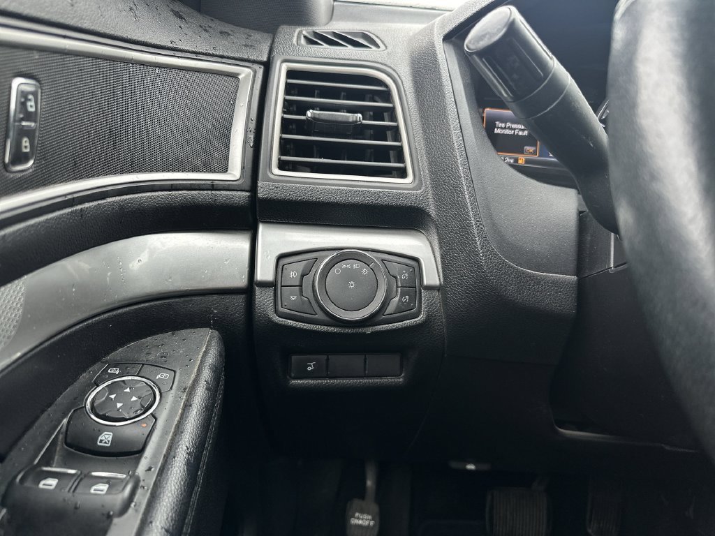 Used 2017 Ford Explorer XLT w/ Equipment Group 202A AWD/4WD image 18
