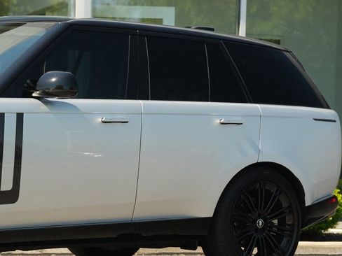 Used 2025 Land Rover Range Rover SE AWD/4WD image 3