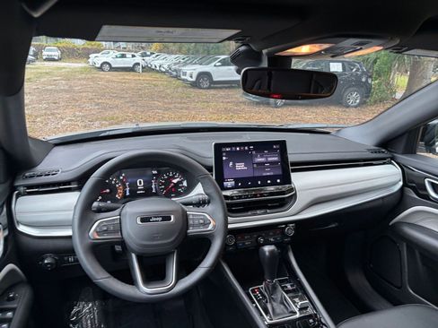 Used 2025 Jeep Compass Limited image 34