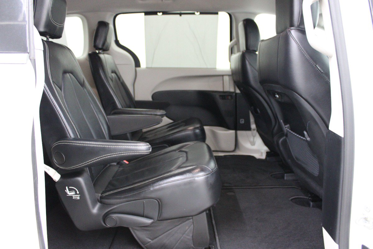 Used 2022 Chrysler Pacifica Touring-L FWD image 12