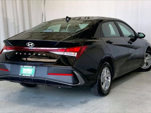 Used 2024 Hyundai Elantra SE FWD image 12
