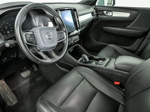 Used 2019 Volvo XC40 T4 Momentum FWD image 15