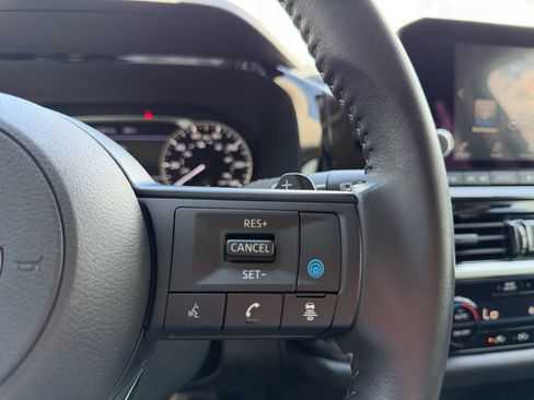 Used 2025 Nissan Pathfinder SV FWD image 21