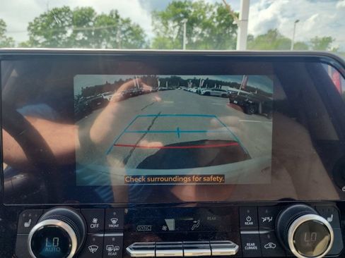 Used 2023 Toyota Highlander XLE AWD/4WD image 18