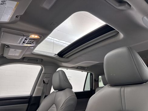 Used 2023 Toyota Highlander XLE FWD image 3