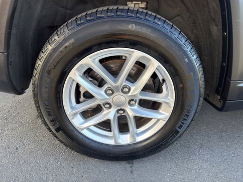 Certified 2024 Jeep Grand Cherokee L Laredo image 10