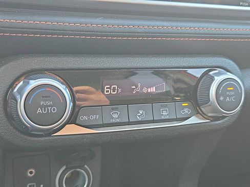 Used 2020 Nissan Kicks SR image 16