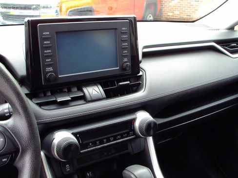 Used 2019 Toyota RAV4 LE w/ Carpet Mat Package FWD image 9