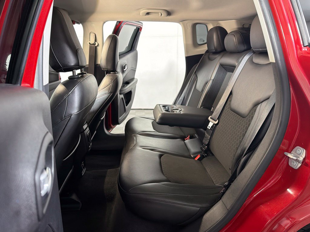 Used 2018 Jeep Compass Latitude w/ Popular Equipment Group FWD image 17