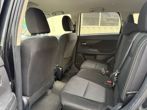 Used 2016 Mitsubishi Outlander SE image 11