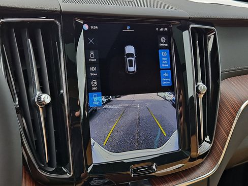 Certified 2023 Volvo XC60 B5 Ultimate w/ Climate Package AWD/4WD image 18