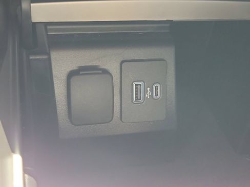 Used 2022 Ford Explorer Limited w/ Equipment Group 301A RWD image 27