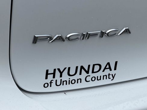 Used 2023 Chrysler Pacifica Touring-L FWD image 28