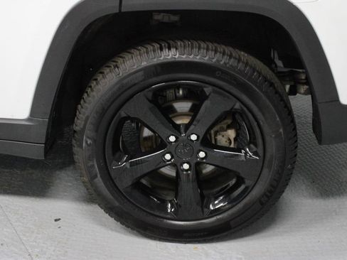 Used 2023 Jeep Grand Cherokee Altitude AWD/4WD image 18