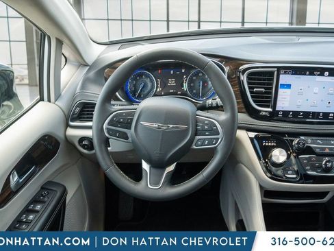 Used 2023 Chrysler Pacifica Limited FWD image 8