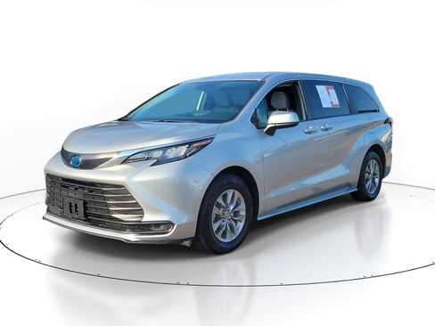 Used 2025 Toyota Sienna LE FWD image 2