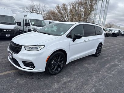 Used 2024 Chrysler Pacifica Limited w/ S Appearance Package