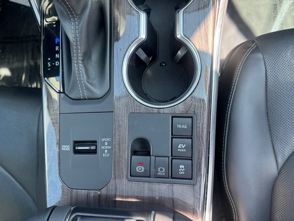 Used 2024 Toyota Highlander Platinum AWD/4WD image 19