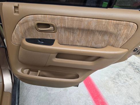 Used 2004 Honda CR-V LX image 28