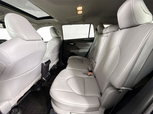 Used 2021 Toyota Highlander XLE AWD/4WD image 31