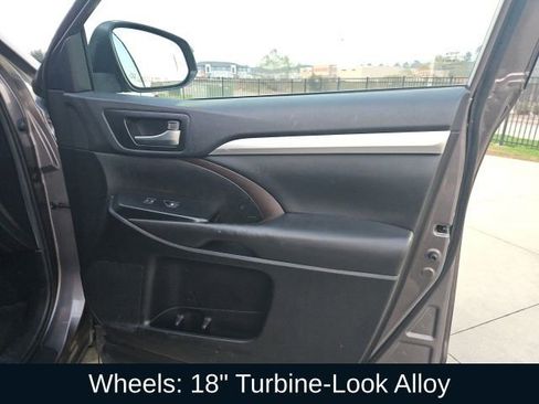 Used 2019 Toyota Highlander XLE image 27