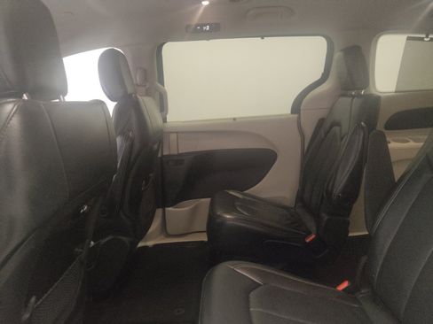Used 2022 Chrysler Pacifica Touring-L FWD image 18