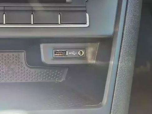 Used 2017 Volkswagen Tiguan S image 16