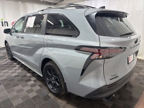 Used 2025 Toyota Sienna XLE Woodland Edition AWD/4WD image 4
