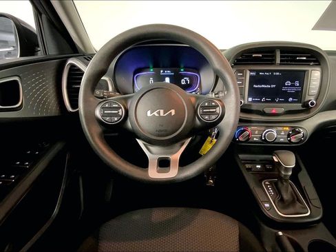 Used 2025 Kia Soul LX w/ LX Technology Package FWD image 5