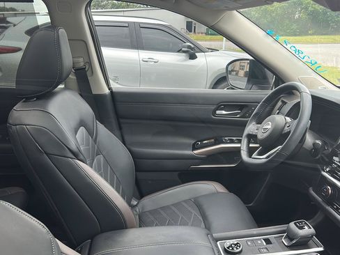 Used 2025 Nissan Pathfinder Platinum AWD/4WD image 9
