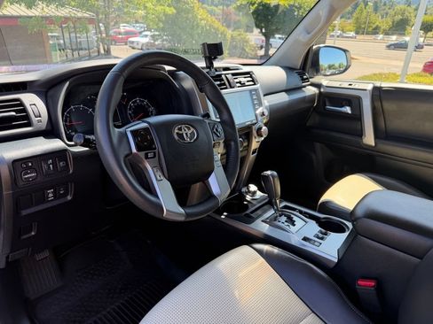 Used 2022 Toyota 4Runner SR5 AWD/4WD image 15