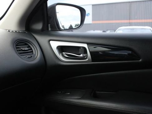 Used 2019 Nissan Pathfinder S AWD/4WD image 21